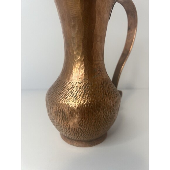 VTG Hand Hammered Copper Pitcher Over 7” Tall scroll handle brutalist style. - Picture 4 of 13